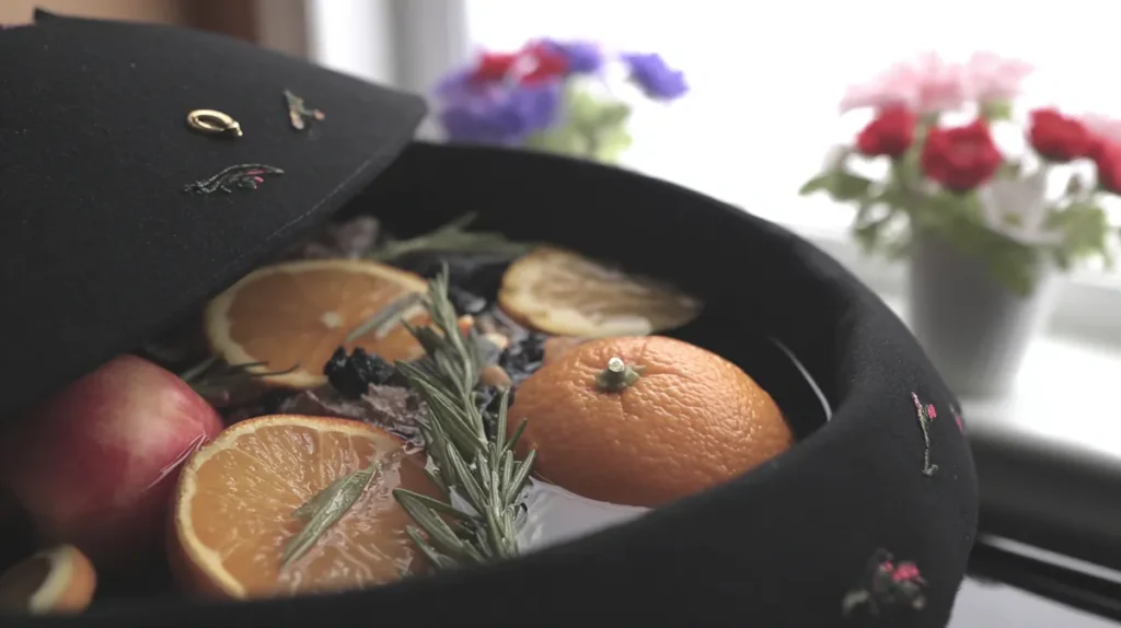 Ervas e frutas fervendo no fogão para aromatização natural do ambiente