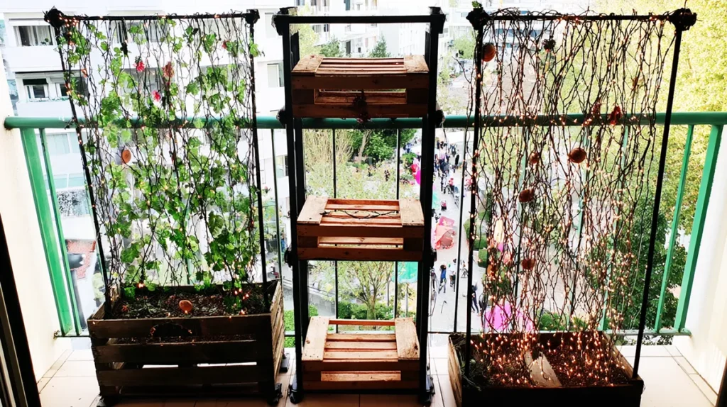 Tipos de jardins verticais em varanda pequena usando pallet e treliça